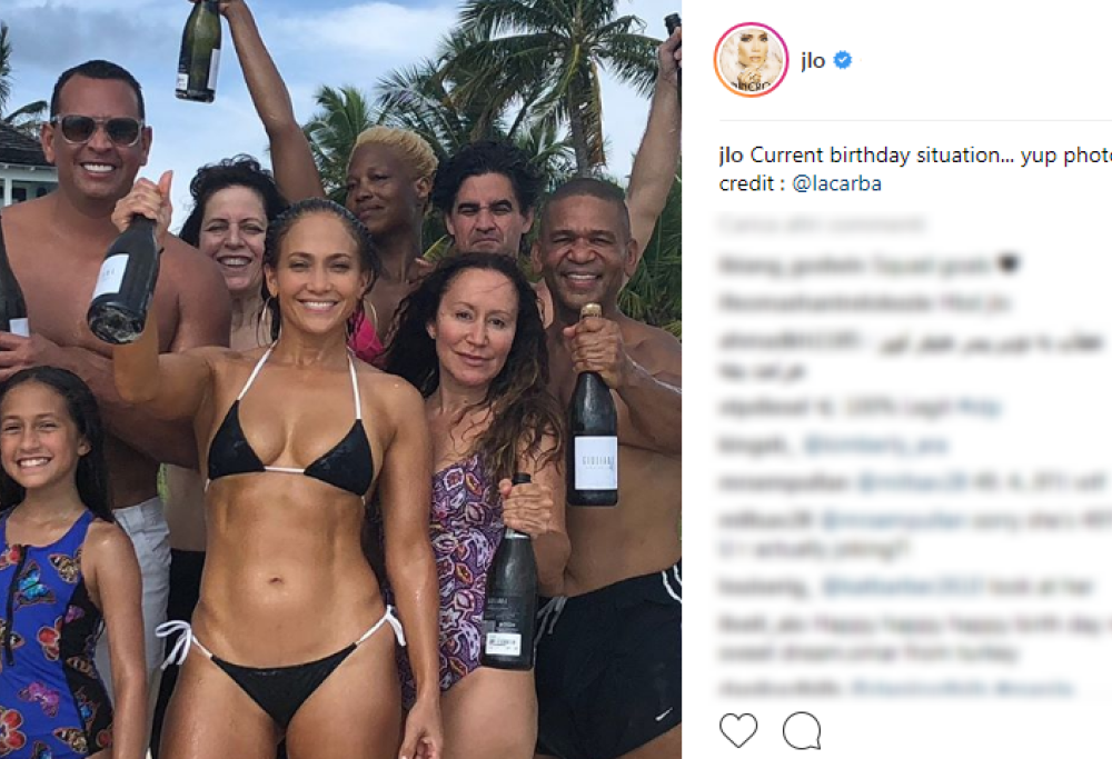 Jennifer Lopez: bikini da urlo e festa sulla spiaggia per i suoi 49 anni