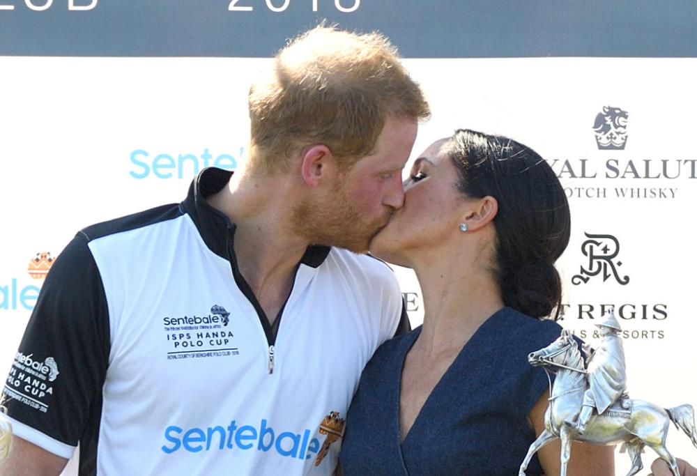 Harry e Meghan si baciano in pubblico nonostante il divieto reale