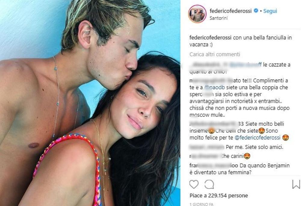 Paola Di Benedetto: vacanza romantica con Federico Rossi a Santorini 