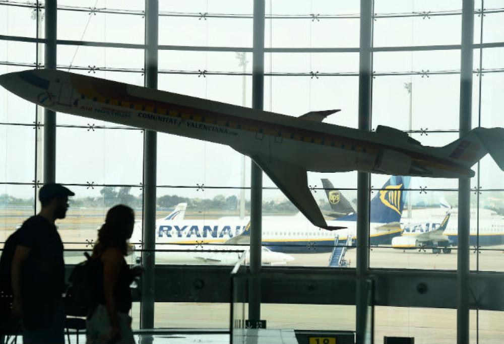 Panico su un aereo Ryanair, prende fuoco il cellulare