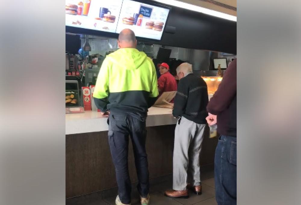 Anziano non ha i soldi per la colazione, lo sconosciuto gli offre il pasto