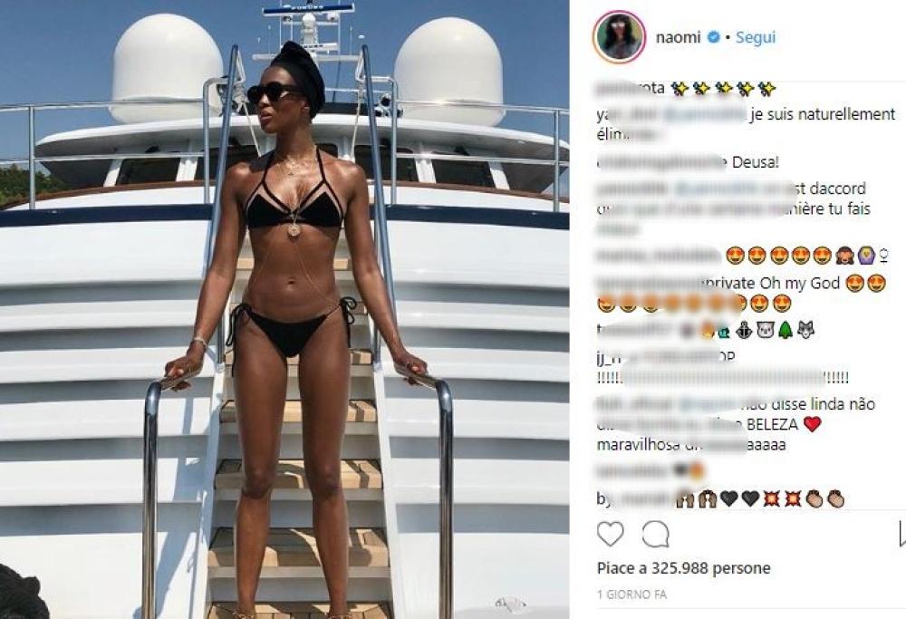 Naomi Campbell posa in bikini: “Vi sembro incinta?”
