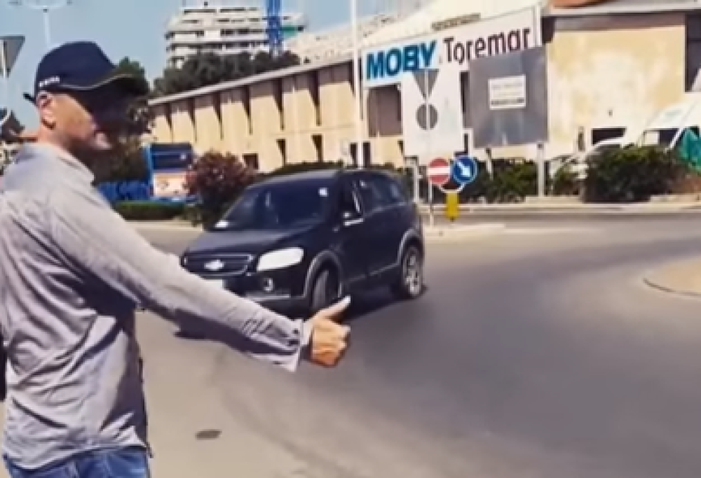 Vede un autostoppista, si ferma e scopre che è Biagio Antonacci: il video del cantante
