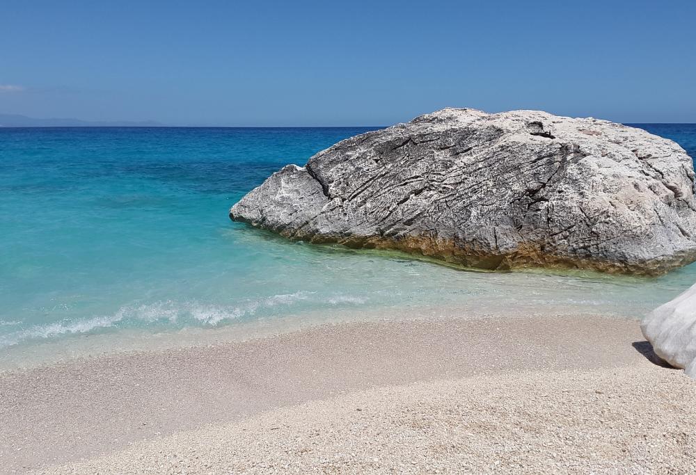 Sardegna, turista riempie di sabbia una bottiglietta e prende una multa di 1.000 euro 