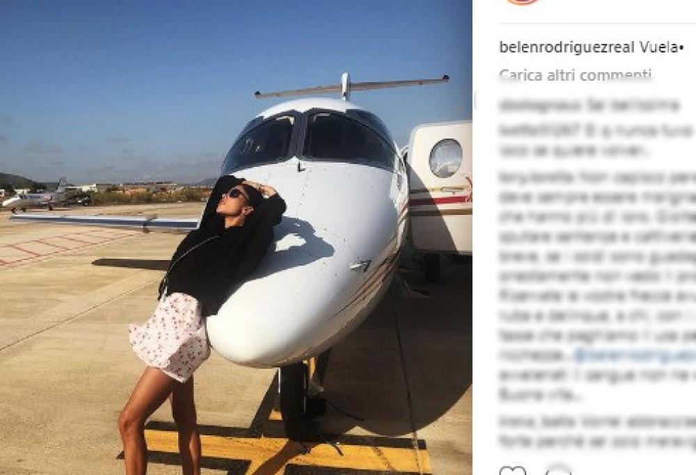 Belen in posa sul muso del jet privato: scoppia la bufera sul web
