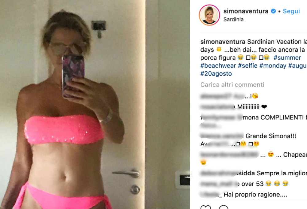 Simona Ventura e il selfie in costume: “Faccio ancora la mia porca figura”!