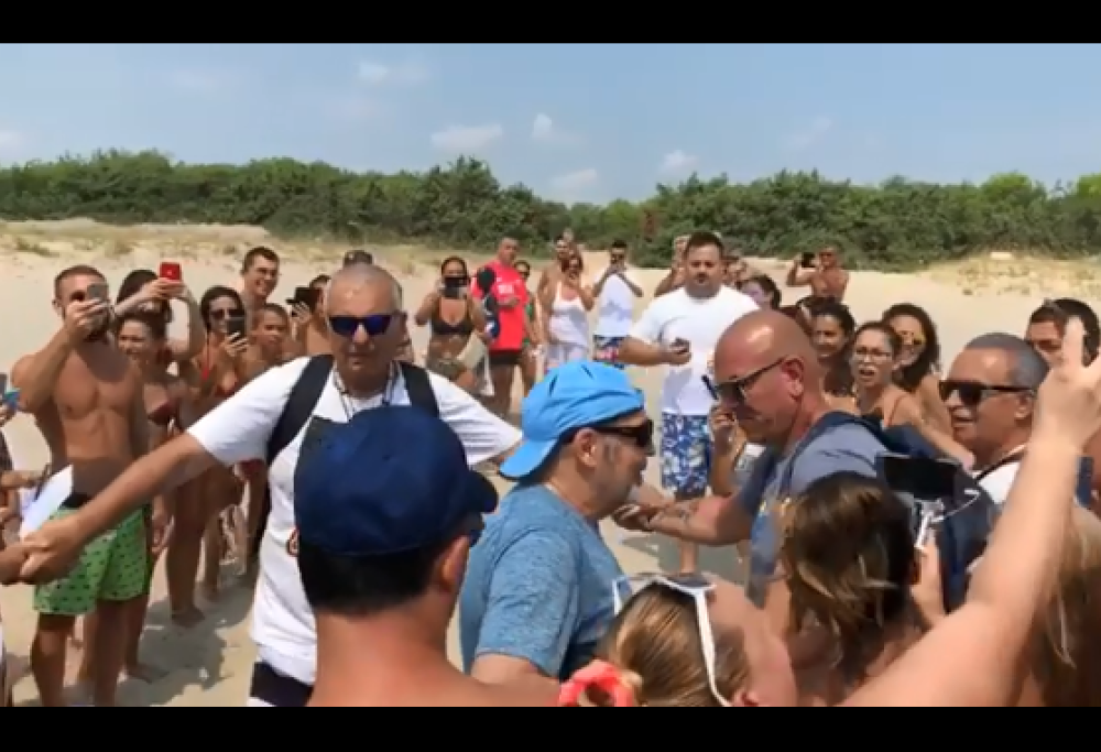 Vasco Rossi in spiaggia scatena il caos 