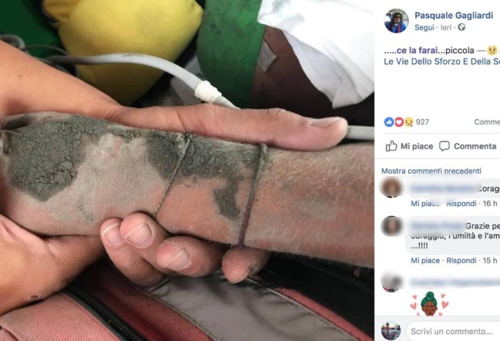 La foto simbolo della bambina salvata in Calabria: "Non scorderò mai la mano della bimba che ho salvato"