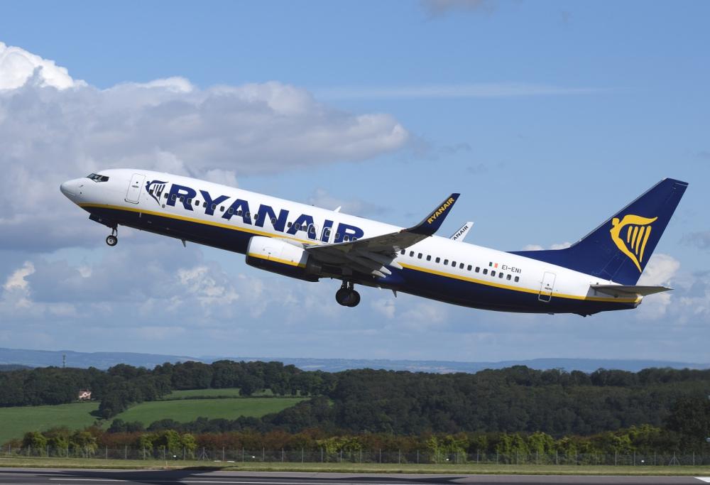 Ryanair, addio bagaglio a mano gratis: costerà fino a 10 euro
