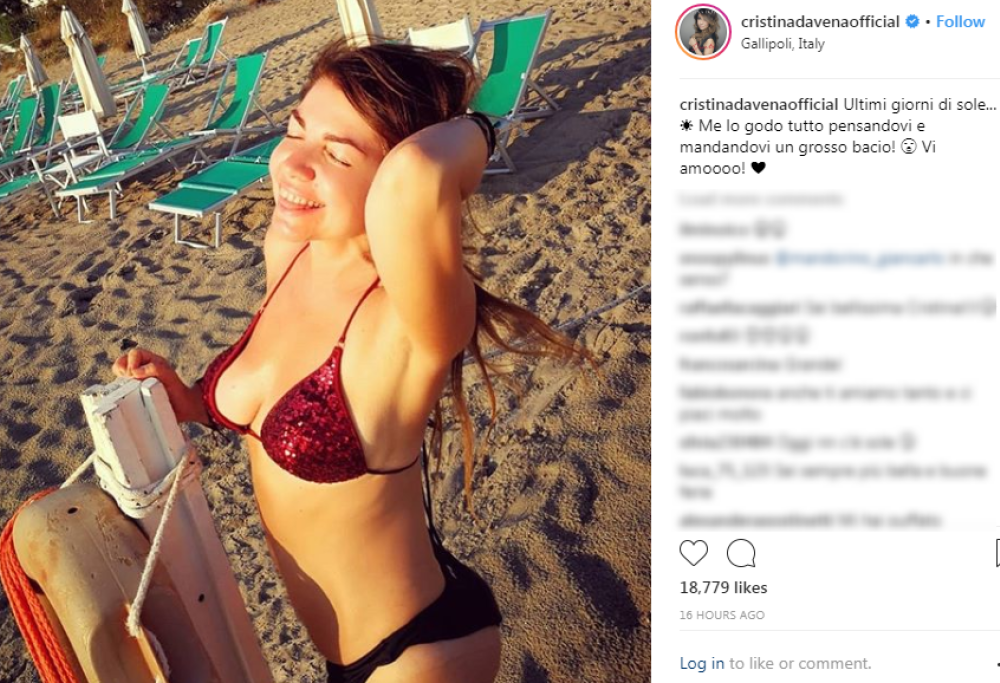 Cristina D'Avena in bikini fa impazzire tutti