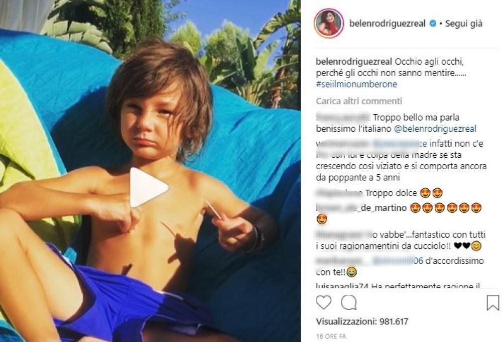 Belen e il piccolo Santiago su Instagram. I fan: «Sembra Gianna Nannini»