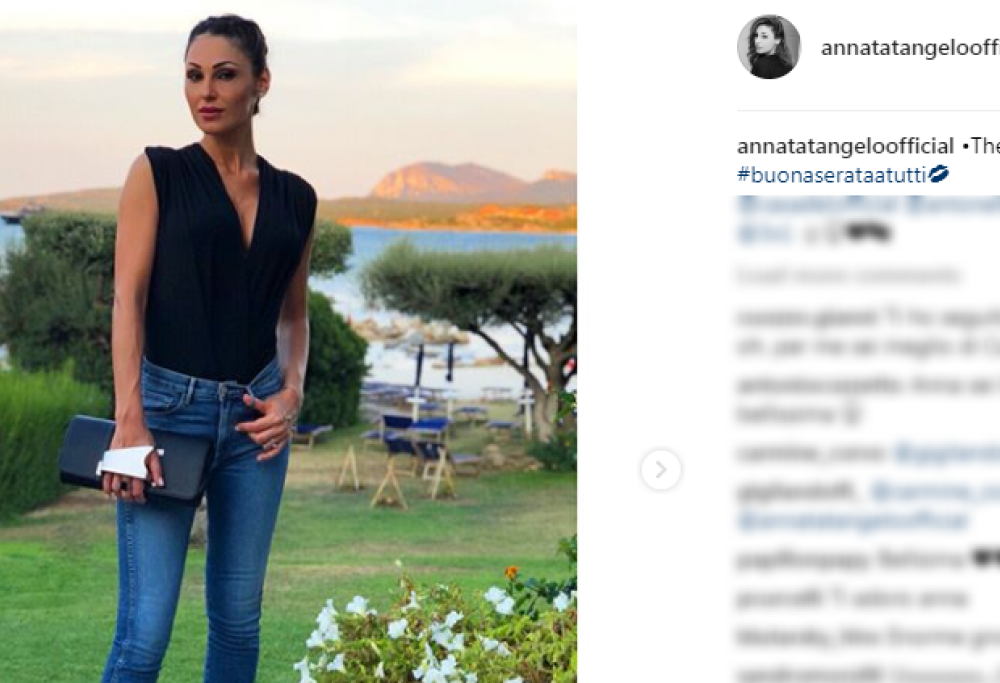 Anna Tatangelo, elegante in jeans e tacchi alti