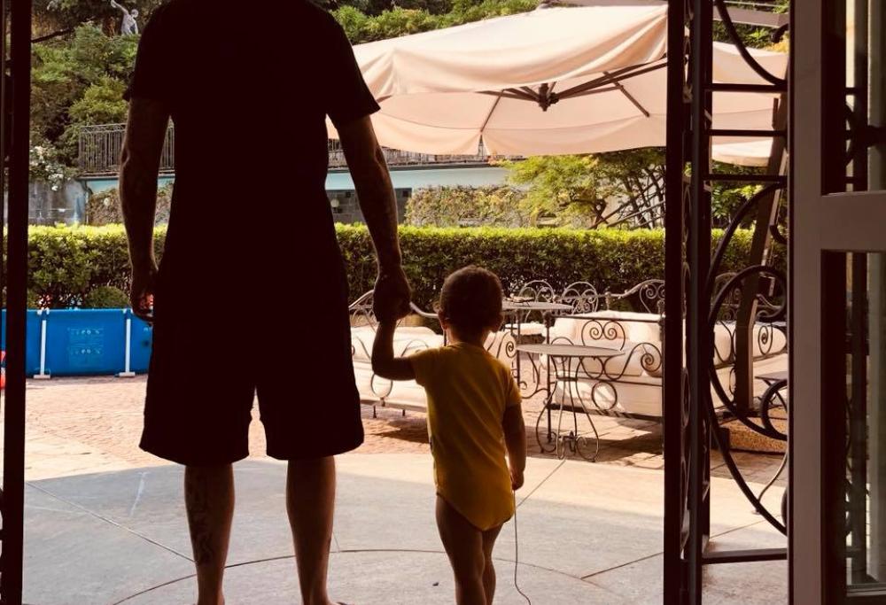 J-Ax si ferma: "È tempo di essere Alessandro"