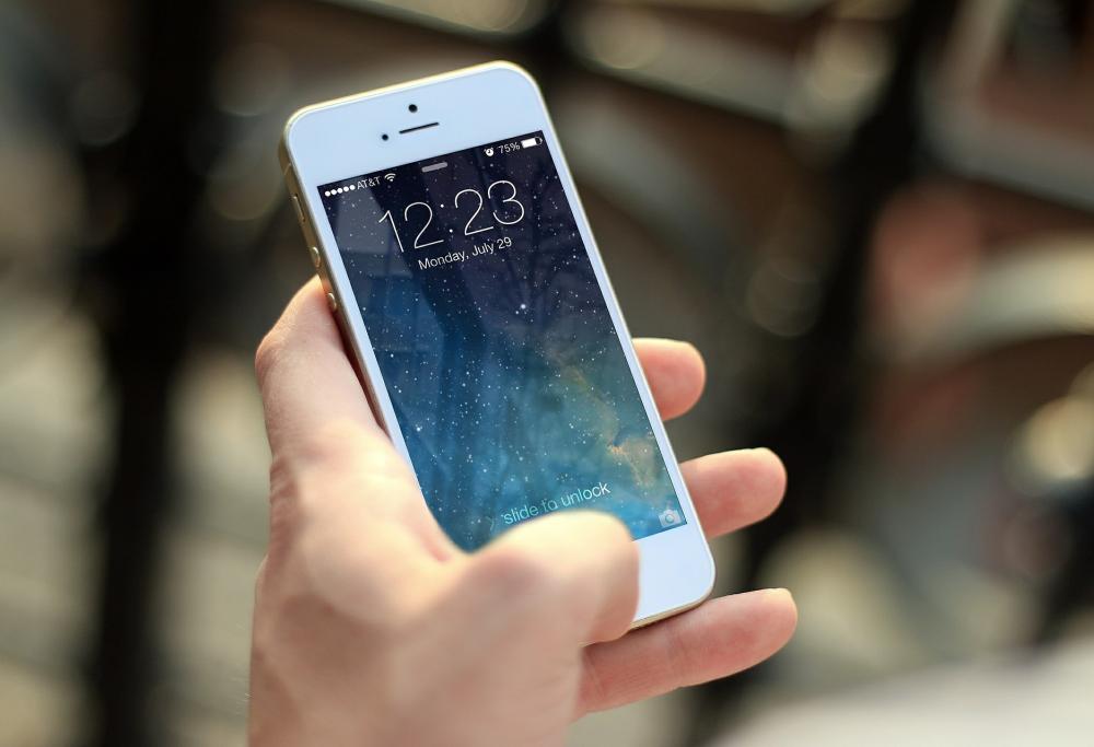 Quando tieni il cellulare ti formicolano le mani? Non trascurare questo sintomo