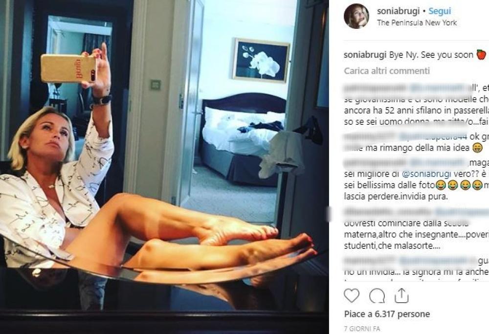 Sonia Bruganelli polemica social: “Su un aereo di linea non mi vedrete più” 