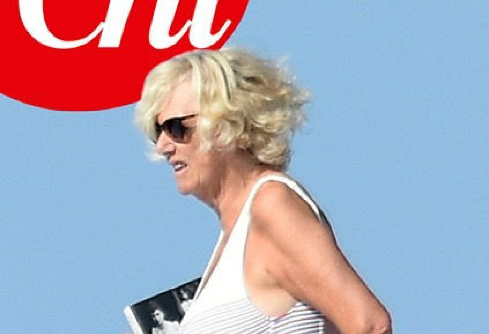 Camilla in vacanza senza Carlo ma in compagnia di letture "proibite"