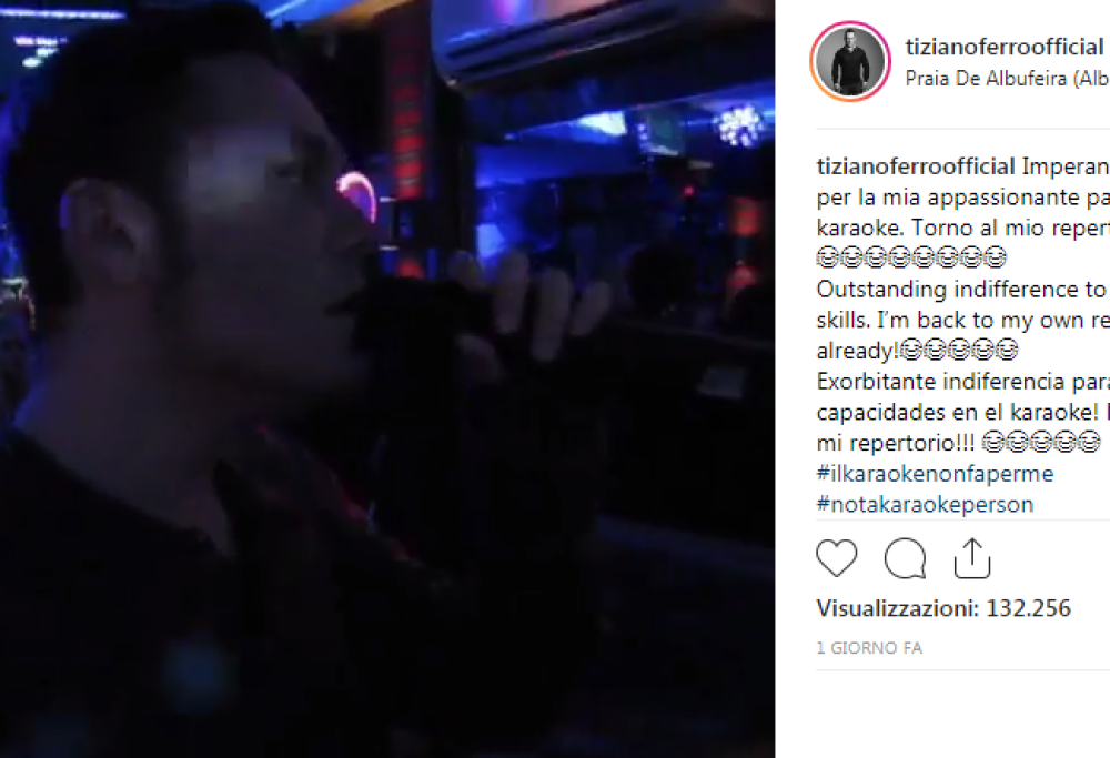 Tiziano Ferro si esibisce in un karaoke bar ma viene ignorato: "Torno al mio repertorio, meglio"