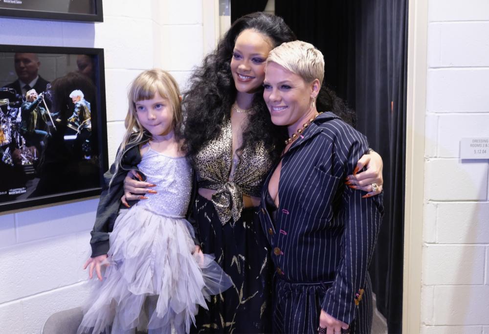 Pink: "Chi è più brava tra me e Rihanna? Rihanna!"