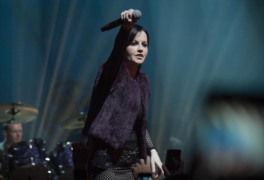 Dolores O'Riordan morta per annegamento dopo un'intossicazione da alcol