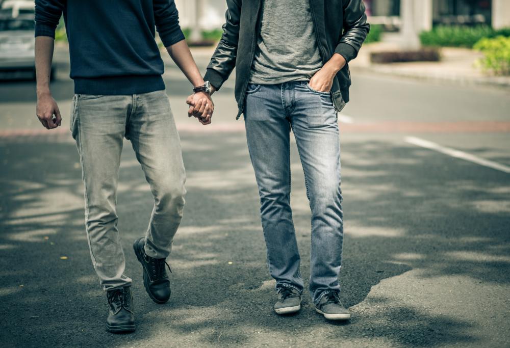 Ragazzo cacciato da un commerciante: "Non voglio finocchi nel mio negozio"