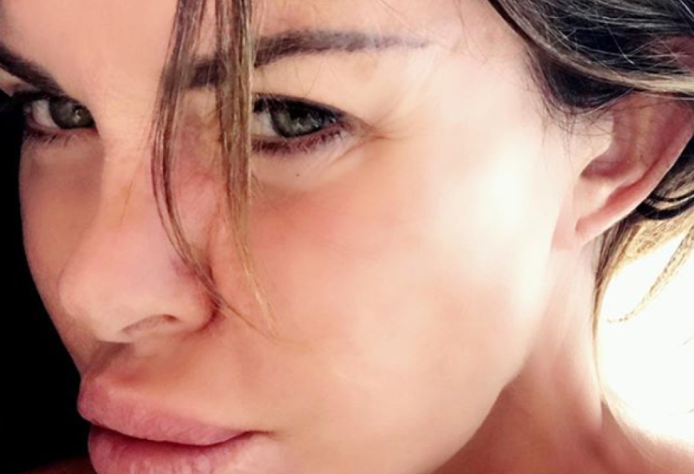 Alba Parietti: selfie senza trucco e al naturale