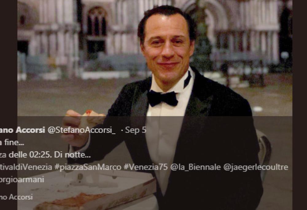 Bufera su Stefano Accorsi che mangia una pizza in piazza San Marco