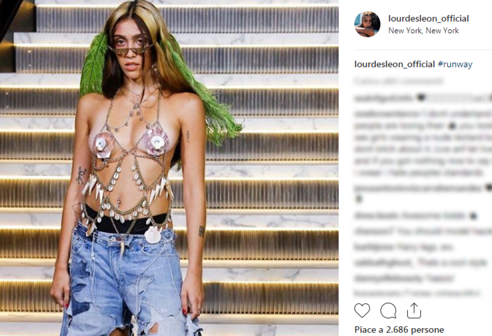 Topless velato e peli in vista: la figlia di Madonna protagonista alla New York Fashion Week