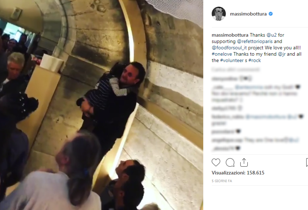 Bono fa addormentare una bimba cantandole "One": il video