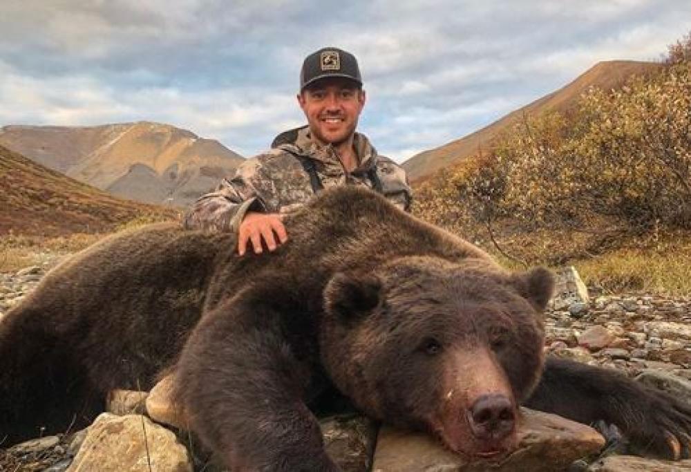 Uccide un grizzly e un alce e pubblica le foto sui social