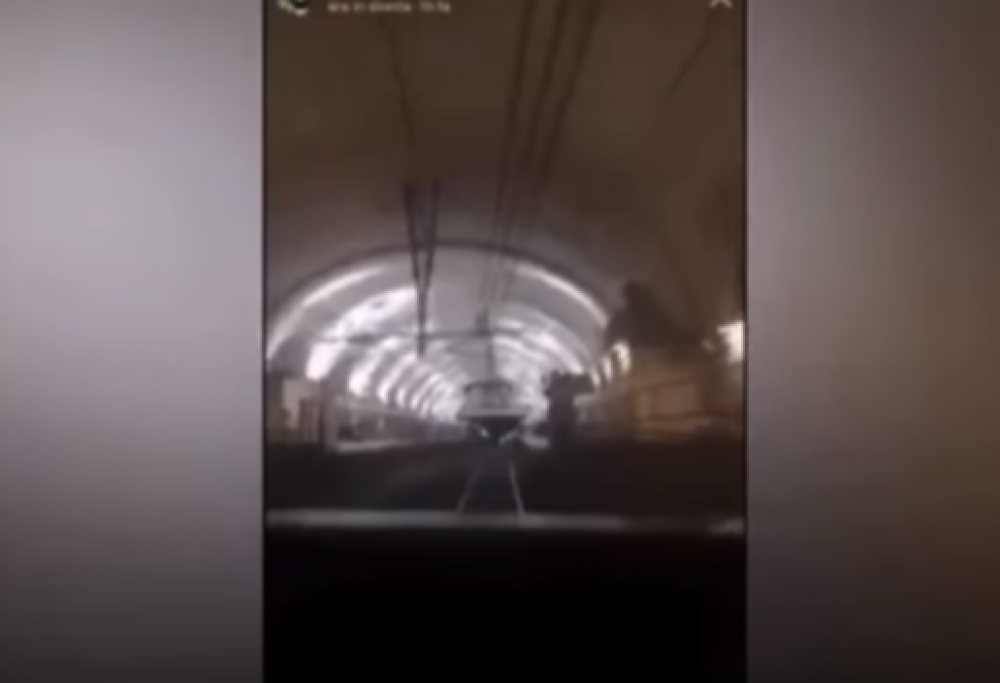 Roma, rapper sale in cabina guida nella metro B e fa diretta indisturbato