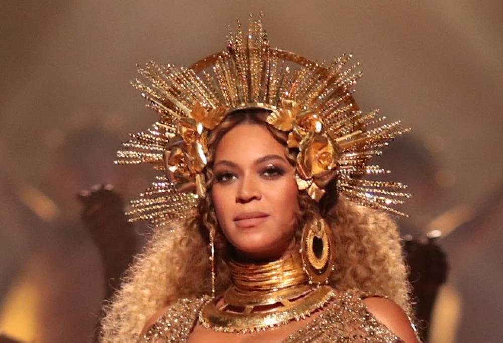 "Beyoncé è una strega, controlla la mente (e mi ha ucciso il gatto)"