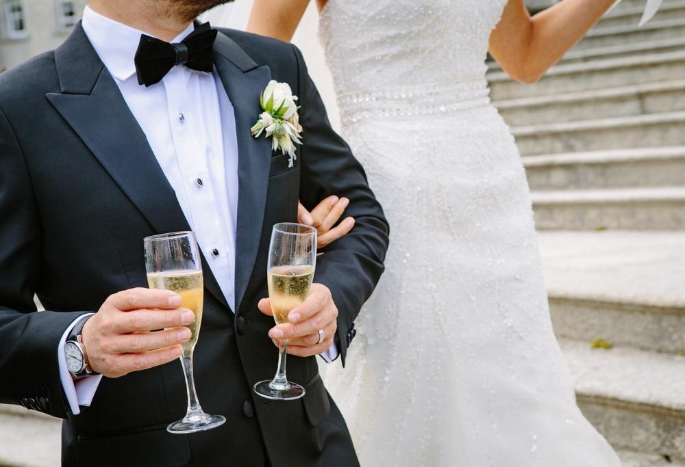 Sposo scappa con i regali di nozze: rissa al matrimonio