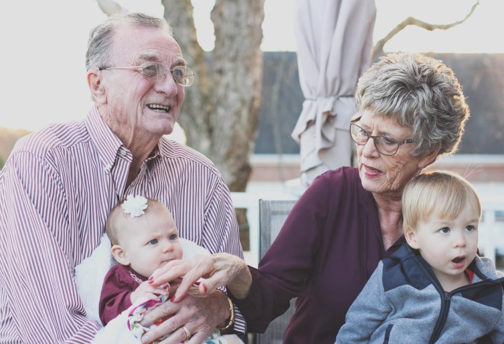Quanto dovrebbero guadagnare i nonni? Ecco lo stipendio giusto