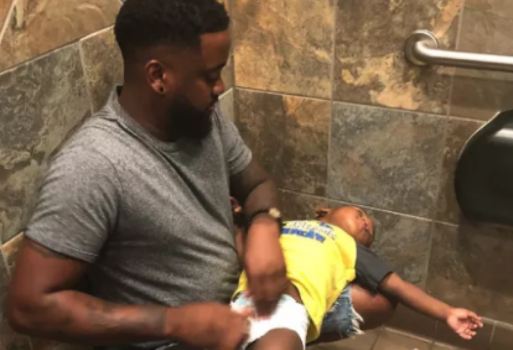 Quando il cambio pannolino è una “mission impossible”: la storia virale di Donte Palmer