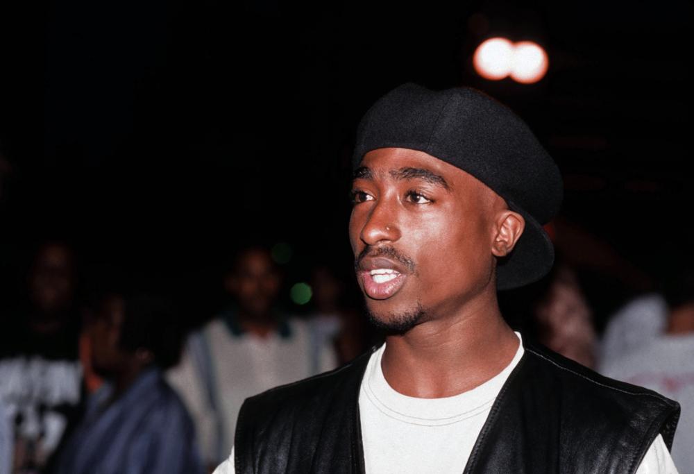 «Tupac Shakur è vivo e abita in Malesia»: la teoria del figlio di Suge Knight