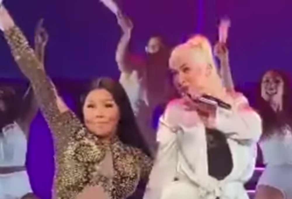 Lil' Kim e Christina Aguilera duettano sulle note di "Lady Marmalade"