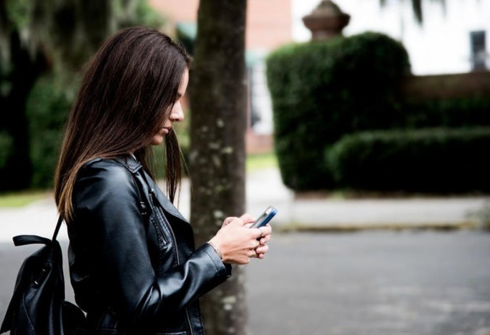 Vietato usare il cellulare mentre si attraversa la strada: la Lituania applica le multe