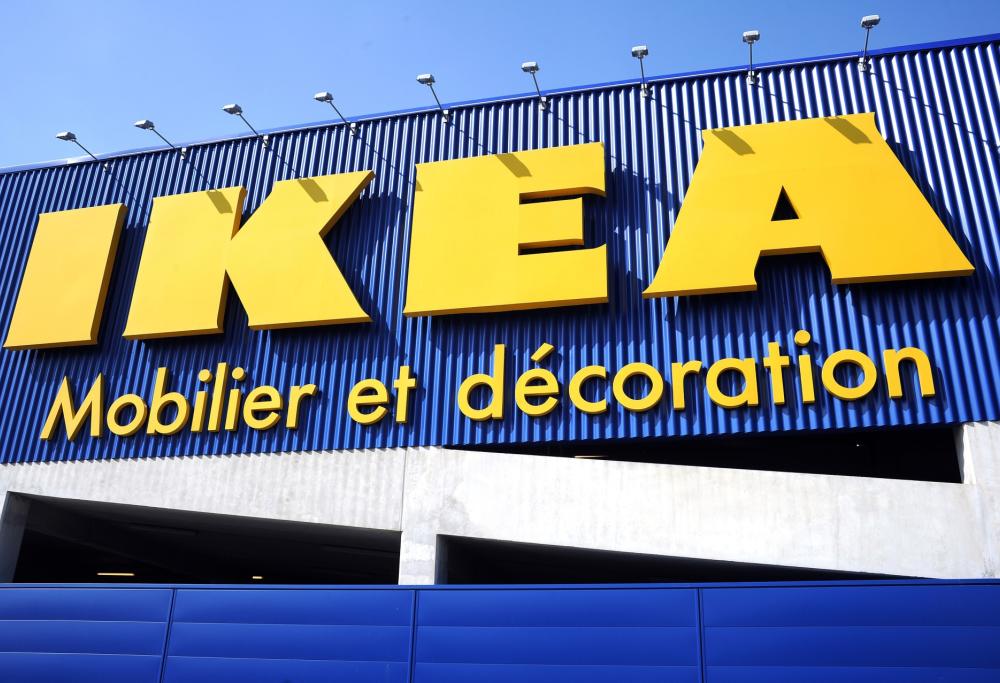Lite fra cliente a Ikea: volano piatti, 11enne ferita 