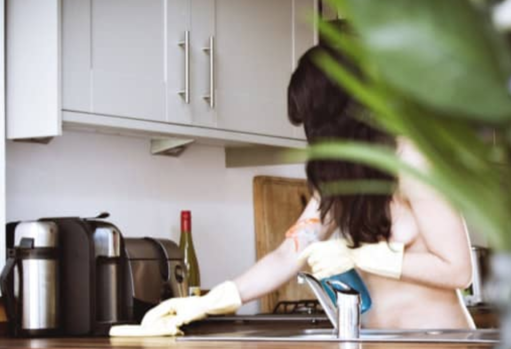 Ecco le sexy colf che fanno le pulizie completamente nude