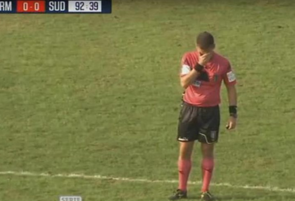 Arbitro fischia la fine del match e poi scoppia in lacrime