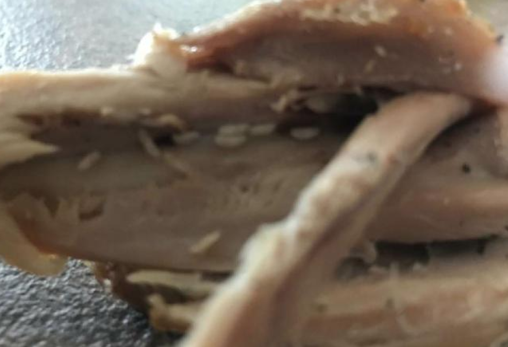 Trova il pollo bio pieno di larve: la denuncia shock di una mamma di Catania