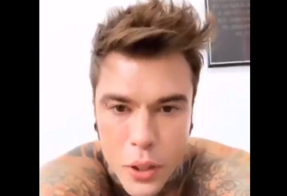 Fedez arrabbiato e ferito dalle battute sui problemi di salute di Leone. Lo sfogo sui social