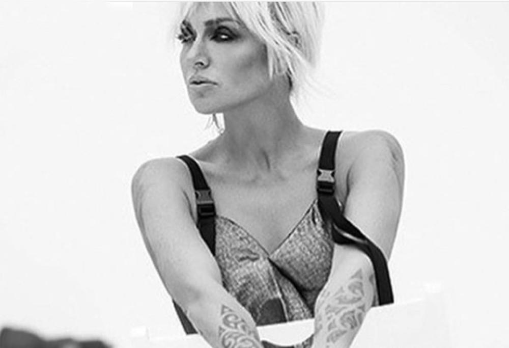 Paola Barale confessa: "Single da 3 anni. Fidanzati? Meglio gli animali"