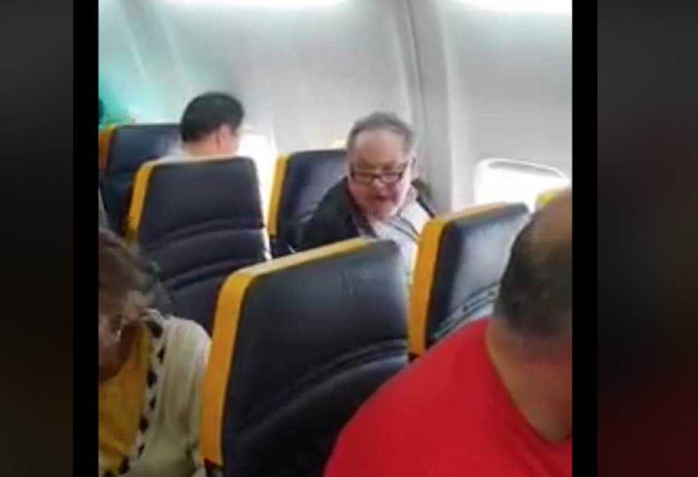 Razzismo su un volo Ryanair: “Brutta nera bastarda, cambia posto”. Il video