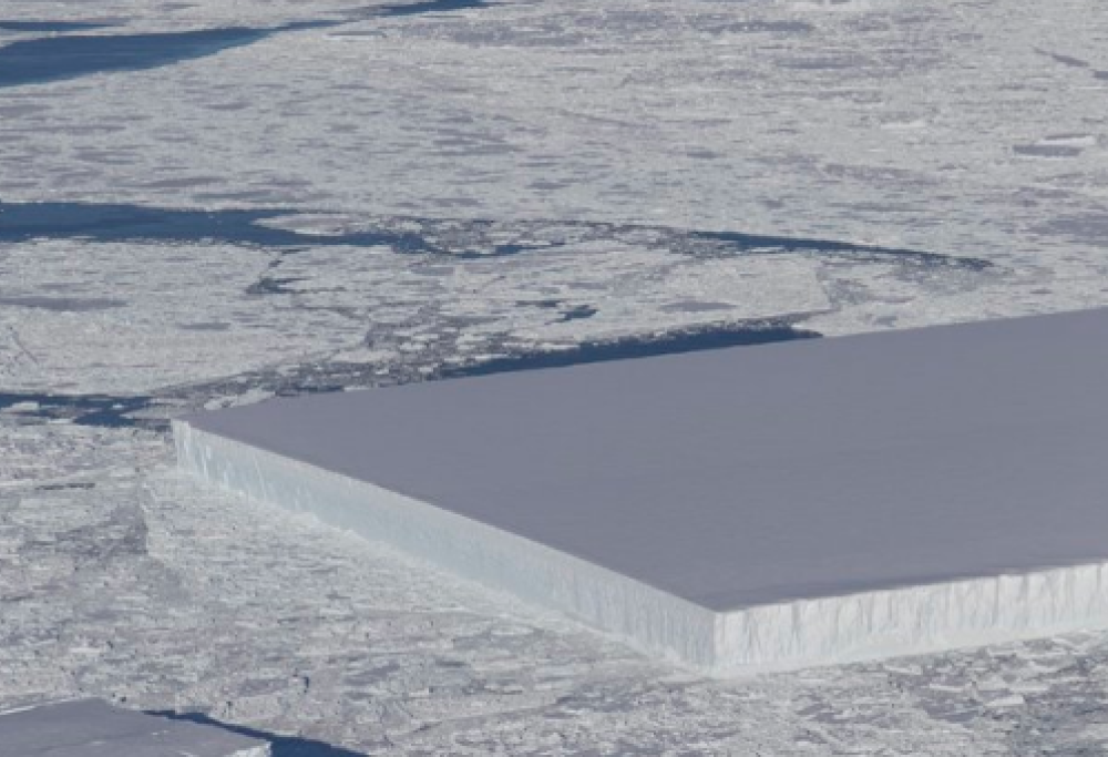 La Nasa ha fotografato un iceberg perfettamente rettangolare