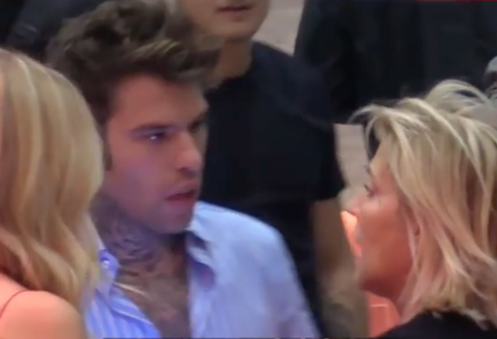 Fedez, ecco il video inedito del labiale del rapper: “Diciamo che il cibo lo diamo in beneficenza?”