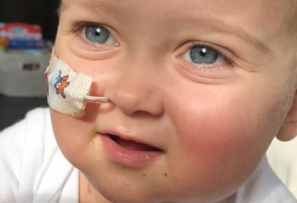 Il piccolo Alex è arrivato in Italia e verrà operato a Roma