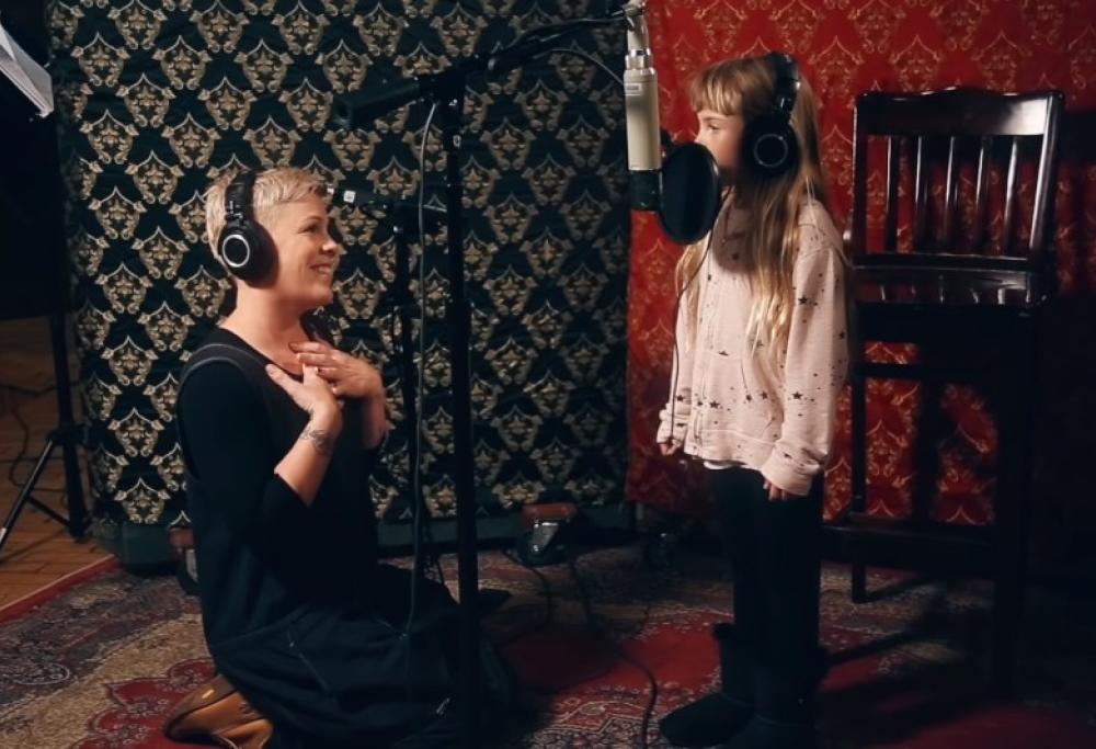 Mamma e figlia cantano insieme, il dolcissimo duetto tra P!nk e Willow