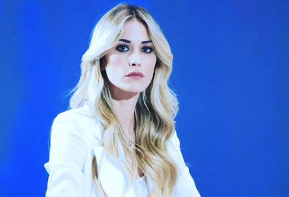 Elena Santarelli: “Vorrei tornare in TV, ma mi attaccano perché mio figlio ha un tumore”