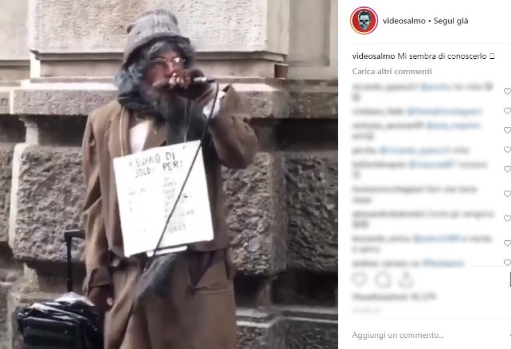 Salmo si è esibito in incognito a Milano vestito da senzatetto. Voi l'avreste riconosciuto?